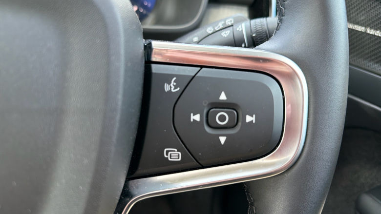 Volvo XC40 2.0 B4P Ultra Dark 5dr Auto Petrol Estate